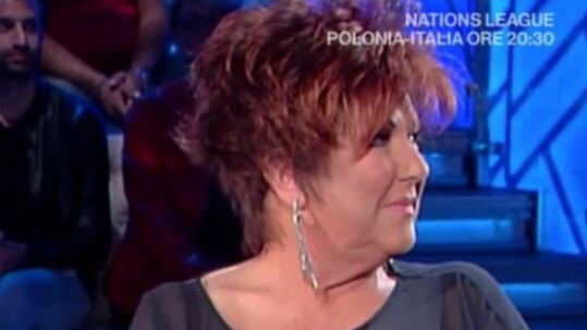 "Orietta Berti è impazzita? Completamente nuda in tv". Il web non perdona il look della cantante