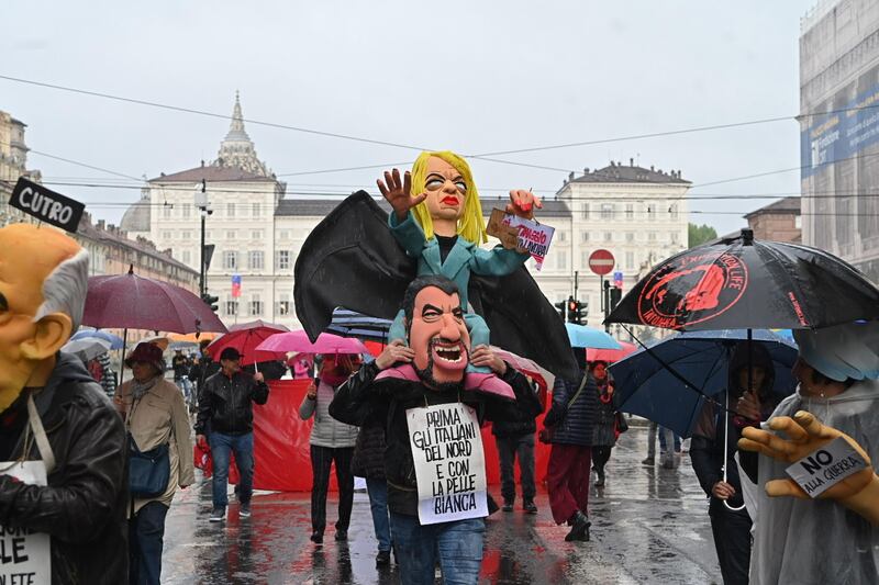 I soliti centri sociali bruciano le bandiere in piazza a Torino 4