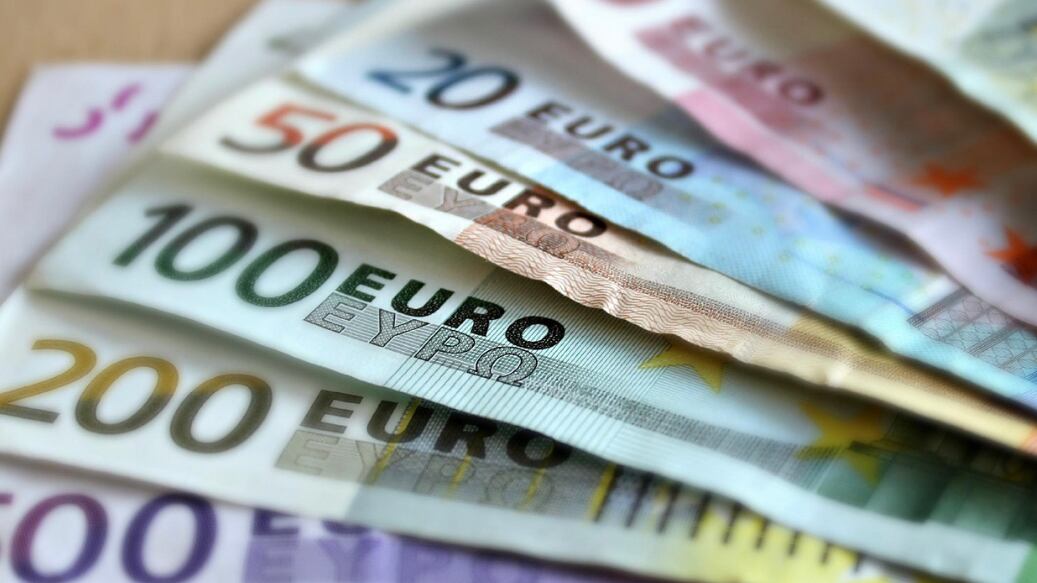 Intesa al record con 7,7 miliardi di utili