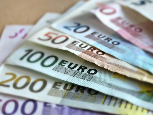 Intesa al record con 7,7 miliardi di utili