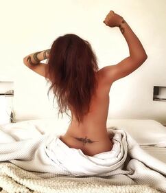 Naike Rivelli completamente nuda a letto 2