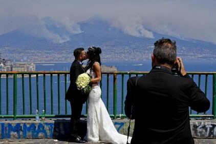 Incendio Vesuvio, le "brutte" foto-ricordo degli sposini 3