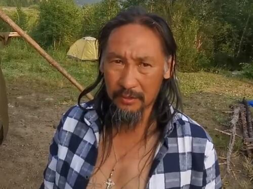 A piedi dalla Siberia verso Mosca per liberare Putin: "È un demone"