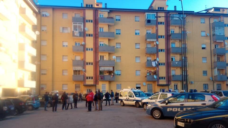 Pescara, lo sgombero dura poche ore: gli abusivi sono già tornati ad occupare