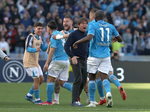 Lukaku-Raspadori, il Napoli resta in scia. Conte applaude i tifosi
