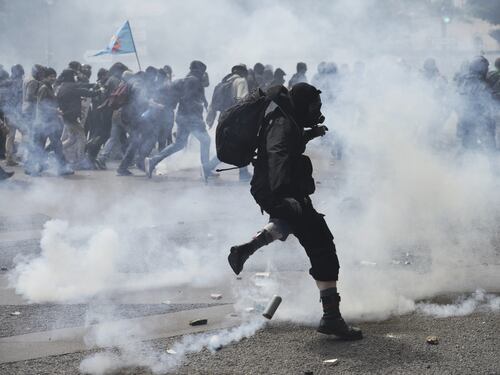A Parigi 15mila in piazza contro la polizia. Guerriglia black bloc: pioggia di lacrimogeni