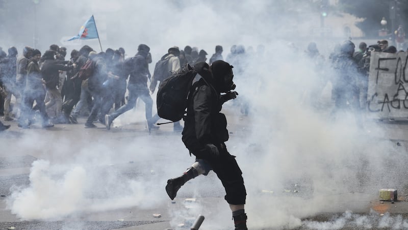 Francia, torna la rabbia in piazza: 170 cortei e sciopero “massiccio”. “Sarà una giornata nera”