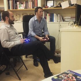 Renzi aspetta i risultati giocando alla playstation 1
