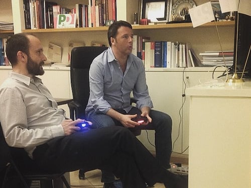 Renzi aspetta i risultati giocando alla playstation