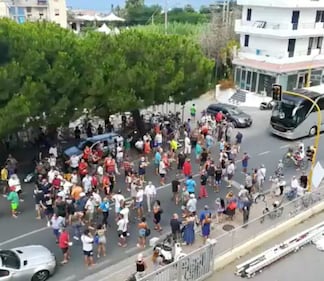 Amantea, cittadini protestano contro l'arrivo di immigrati positivi 1