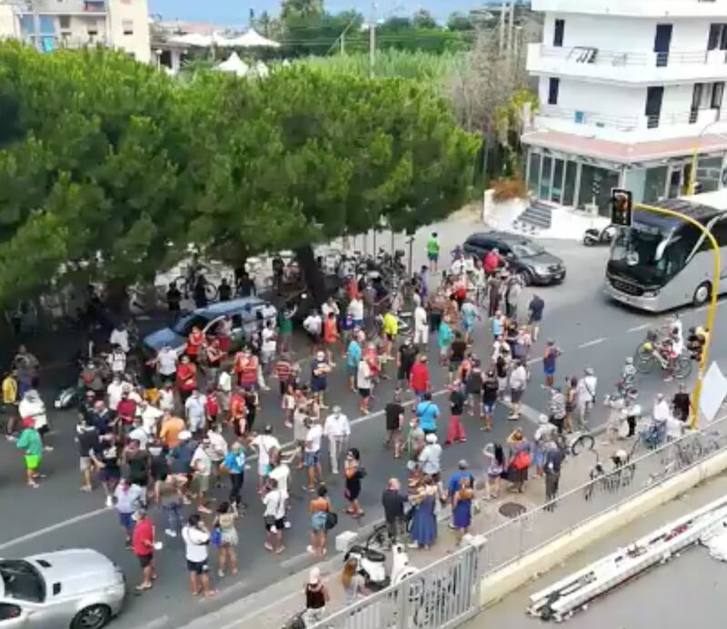 Amantea, cittadini protestano contro l'arrivo di immigrati positivi 1