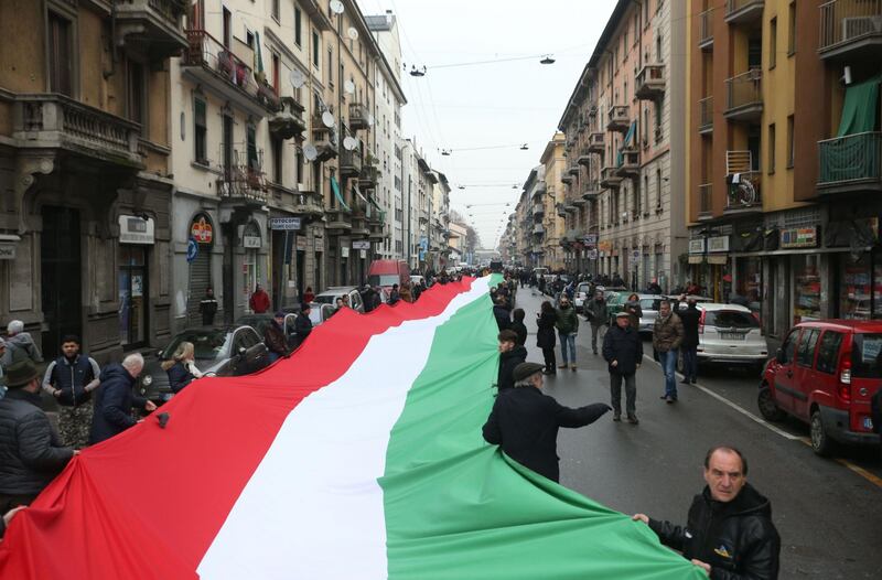 Fratelli d'Italia con tricolore di 500 metri in via Padova  12
