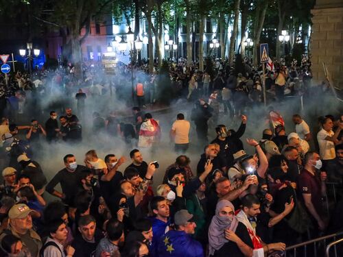 Proteste e arresti, la Georgia resta nel caos. L'ombra del Cremlino e i timori di Usa e Ue