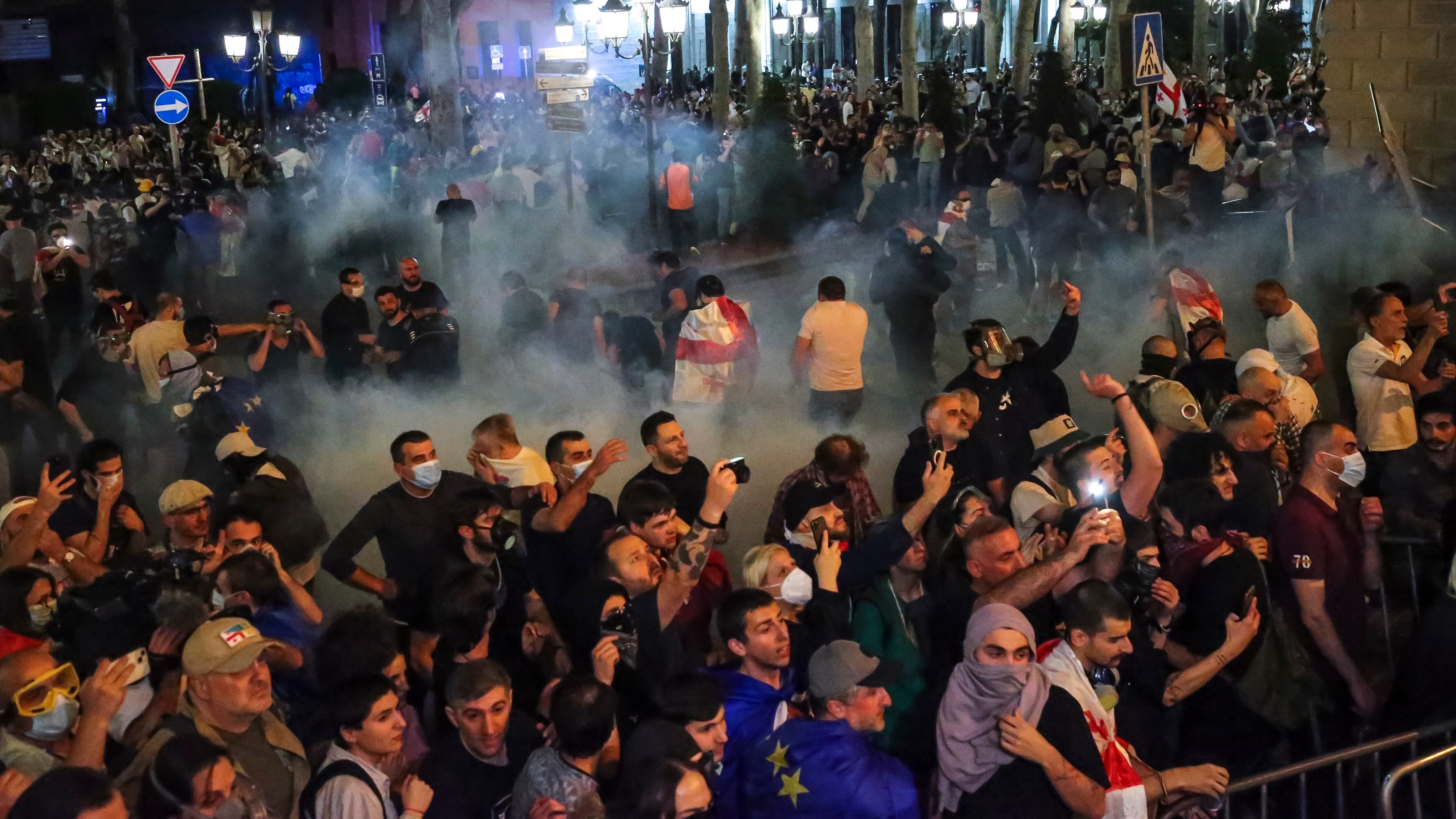 Proteste e arresti, la Georgia resta nel caos. L'ombra del Cremlino e i timori di Usa e Ue