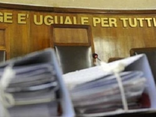 Lo straniero non vuole la figlia. E fa dormire la moglie per terra