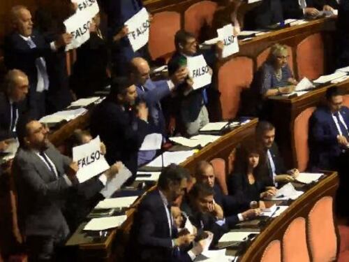 Bagarre in Senato, la Lega a Conte: "Presidente, lei è falso come il Parmesan"