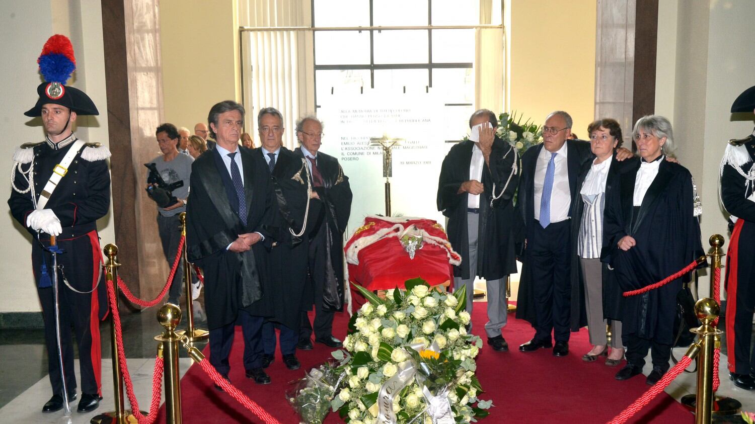 Gli ex pm salutano Borrelli tra lacrime e sceneggiate