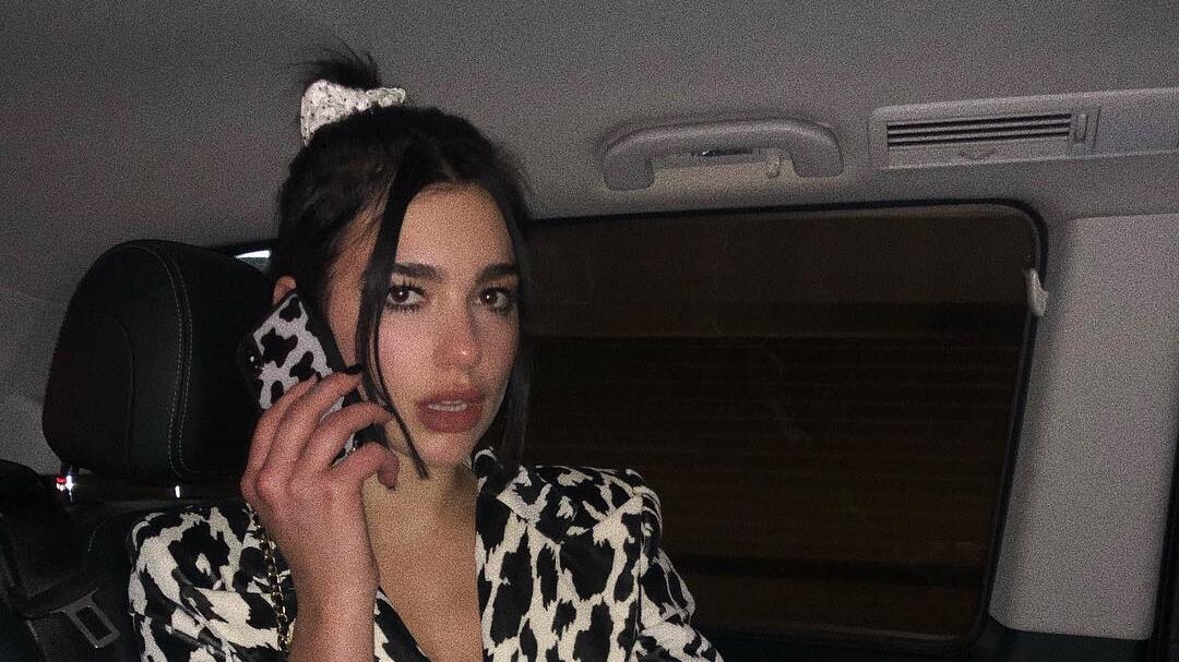 Dua Lipa in look super hot con parrucca in stile Amy Winehouse