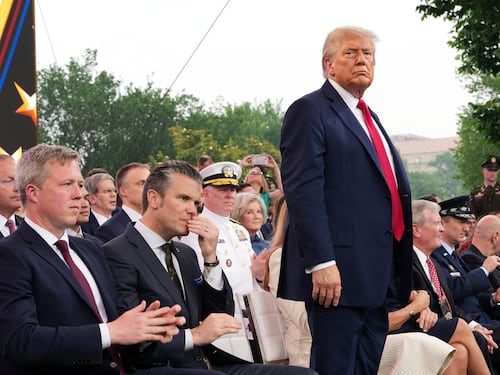 "Il programma nucleare di Teheran non è stato distrutto": il rapporto degli 007 fa infuriare Donald Trump
