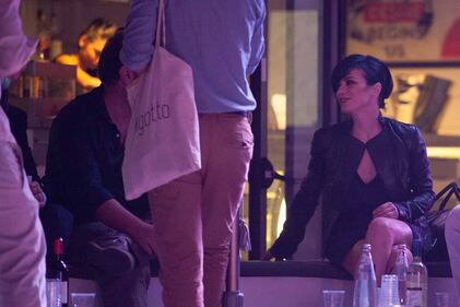Dolcenera sexy in minigonna sulla Versilia notturna 16