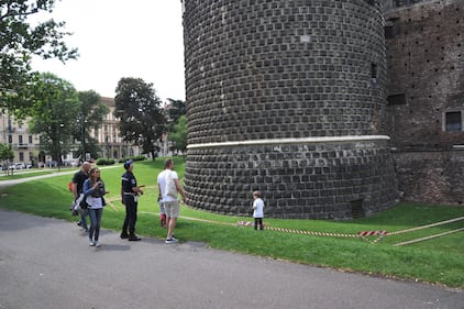 Crollano frammenti della torre: paura al Castello Sforzesco 16