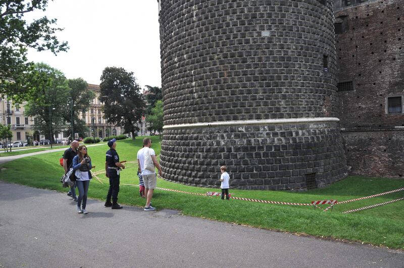 Crollano frammenti della torre: paura al Castello Sforzesco 16