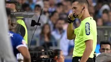 Il Var non va. La decisione dell'arbitro al telefonino