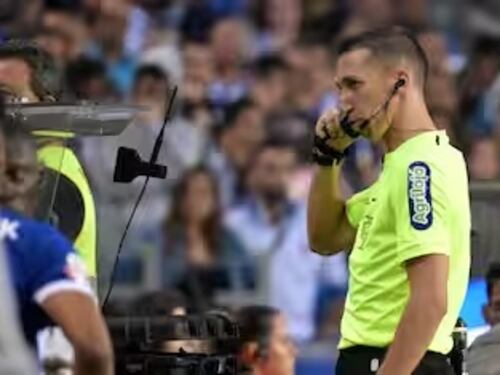 Il Var non va. La decisione dell'arbitro al telefonino