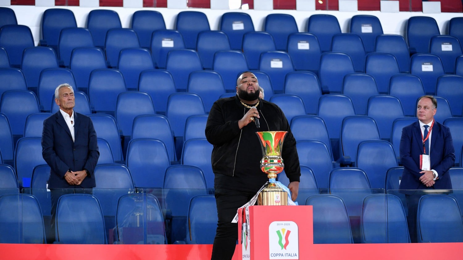 Finale Coppa Italia, Sergio Sylvestre si dimentica le parole dell'inno di Mameli