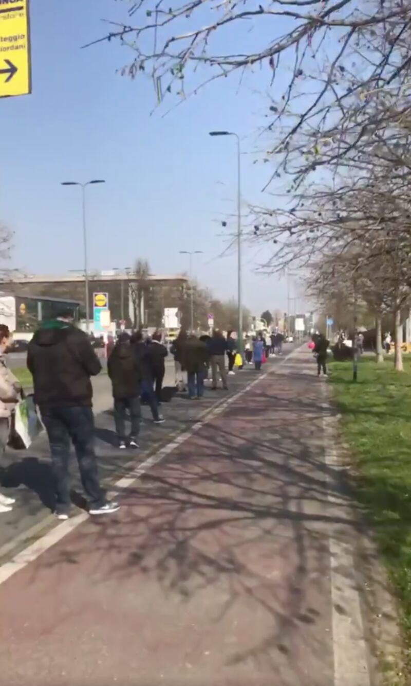 Milano, code ai supermercati 4