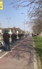 Milano, code ai supermercati 4