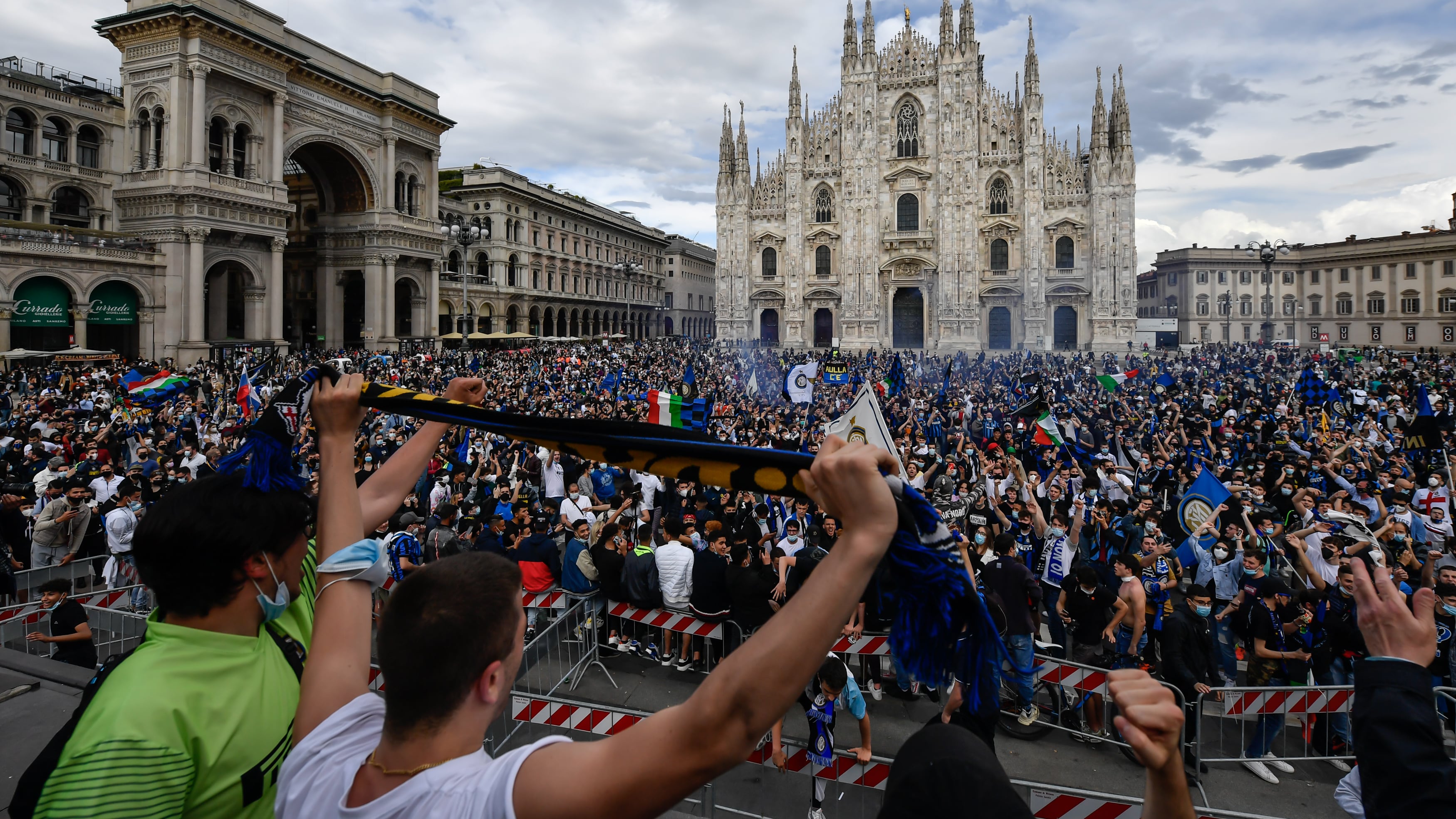 Ormai il distanziamento è tra le regole e la realtà