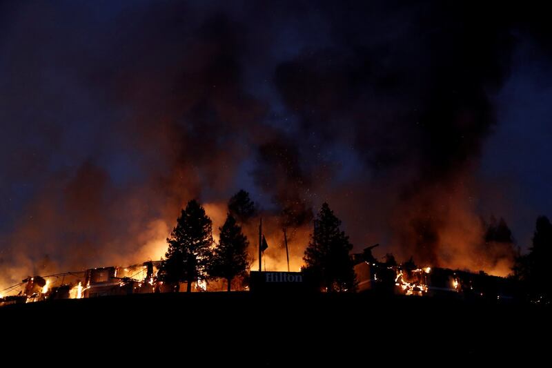 La California brucia: proclamato lo stato di emergenza 9