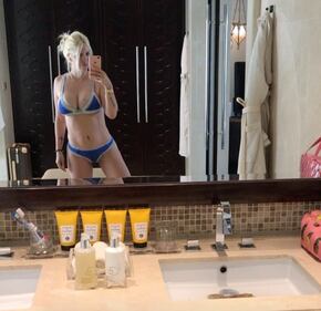 Wanda Nara hot, legge e mostra il lato b 29