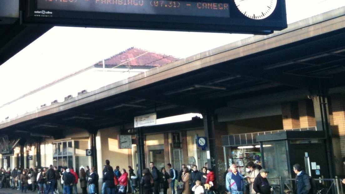 Odissea per i pendolari: stavolta è saltata la linea
