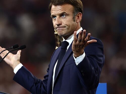 Macron a messa dal Papa: rivolta della sinistra contro il presidente