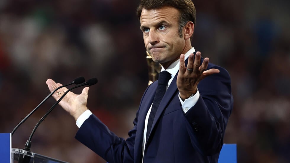 Macron a messa dal Papa: rivolta della sinistra contro il presidente
