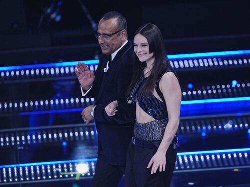 Sanremo, il Festival di corsa di Conti e il video messaggio di Francesco