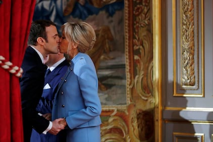 Emmanuel Macron si insedia all'Eliseo: da oggi è ufficialmente presidente 1