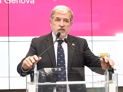 Bucci in vantaggio, sinistra raggelata