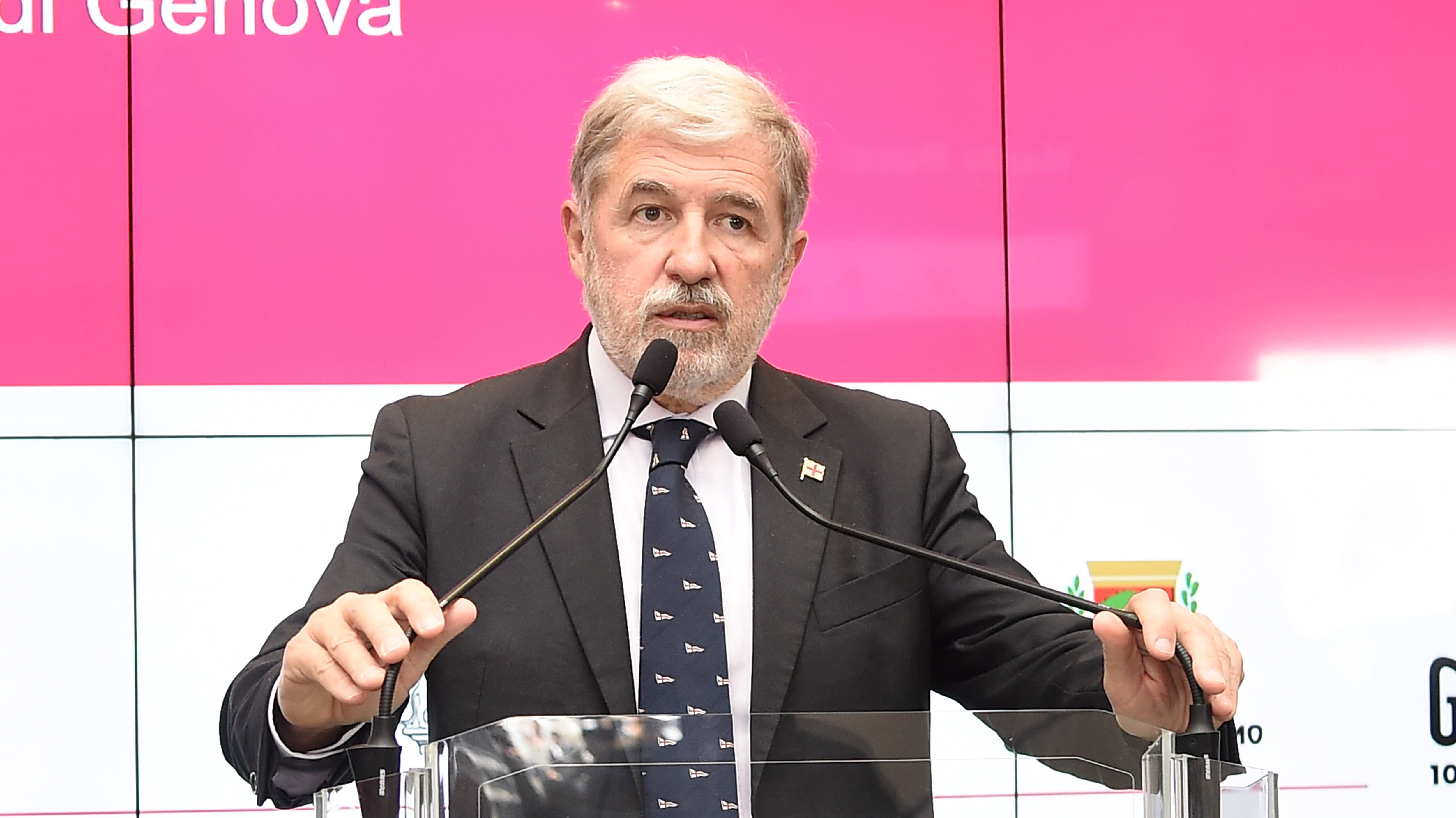 Bucci in vantaggio, sinistra raggelata