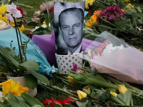 Con la morte del principe Filippo cambiano tutti i titoli. Il destino di Carlo, William e Kate