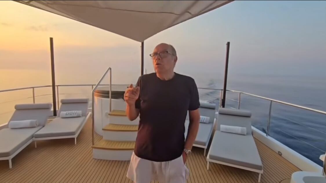 "Cargo battente bandiera liberiana...". Gli auguri di ferragosto di Carlo Verdone