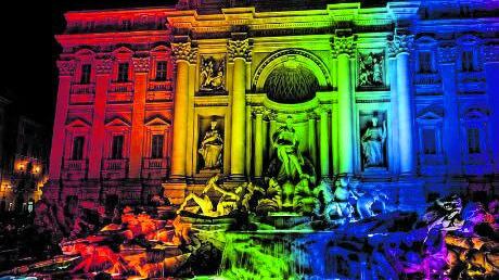 La Fontana di Trevi per la propaganda Lgbt (senza avvisare il Mic)