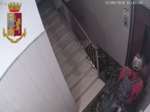 Milano, donna rapinata tra le scale del suo palazzo: fermato boliviano