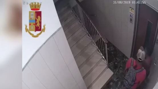 Milano, donna rapinata tra le scale del suo palazzo: fermato boliviano