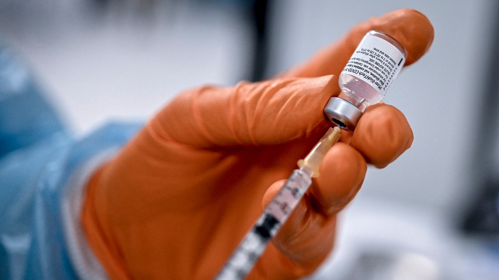 "Vaccinazioni in Lombardia, ospedali privati in prima linea"