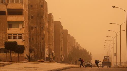 Una tempesta di sabbia oscura il cielo del Cairo 1