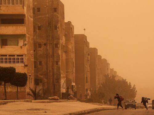 Una tempesta di sabbia oscura il cielo del Cairo