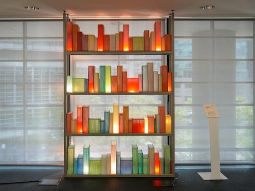 Biblioteca Tremaglia illuminata dalla luce dei libri